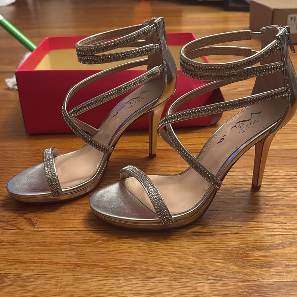 Nina Realeen-My Silver Aurora ME Size 7M
New in box 
Never used